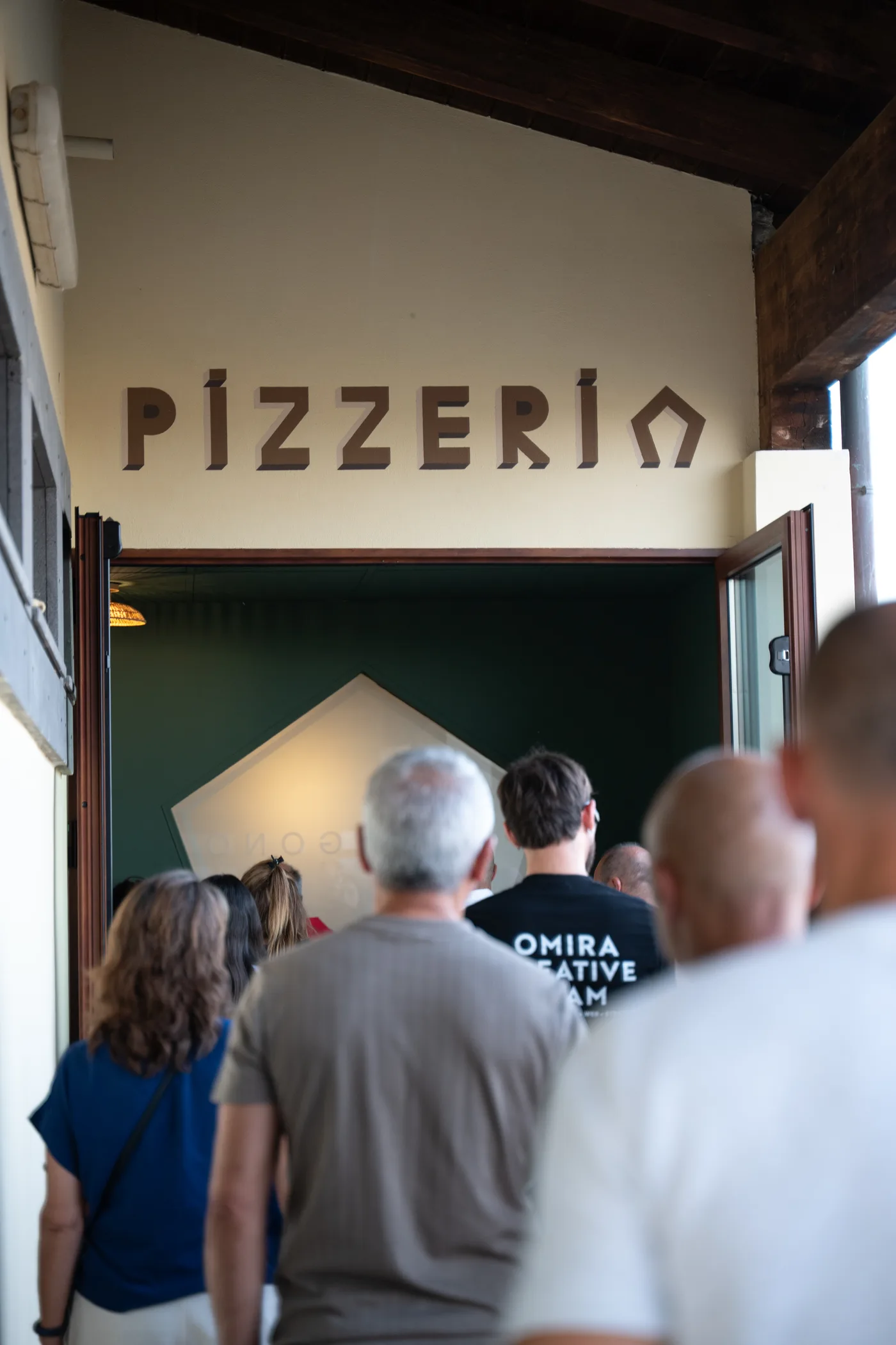 L'ingresso della pizzeria durante l'inaugurazione