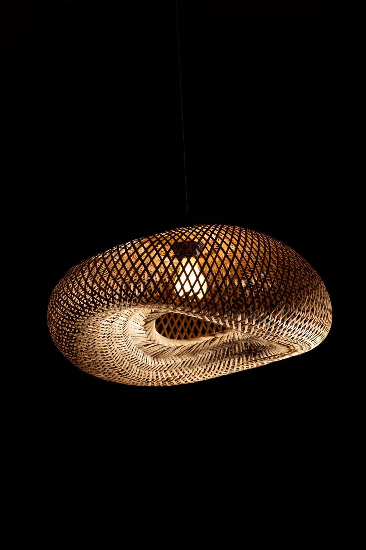 Lampada in rattan accesa