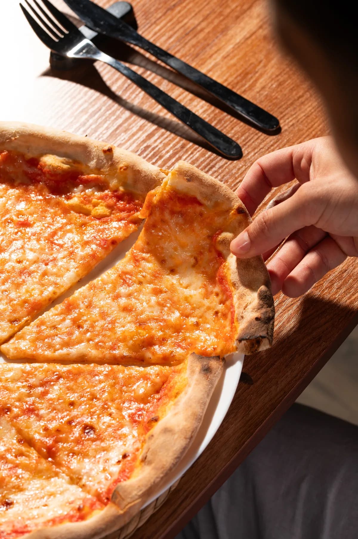 Una fetta di margherita presa dal tagliere